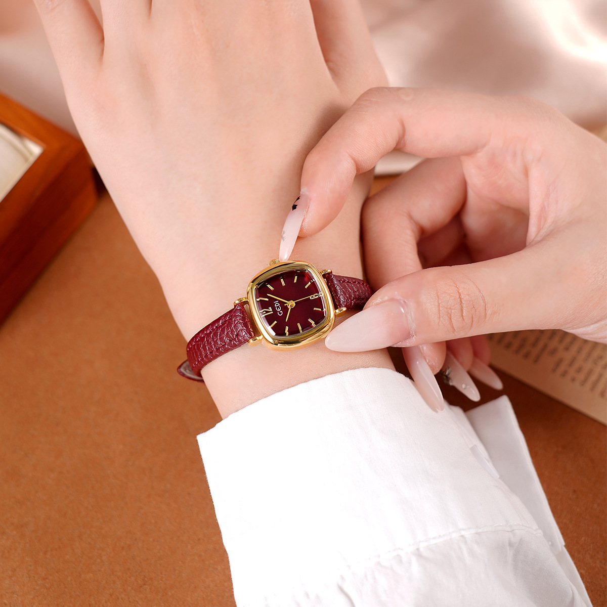 UTHAI 61018 CQ490 Kesederhanaa - Luxury Watch Value ulasan dan harga